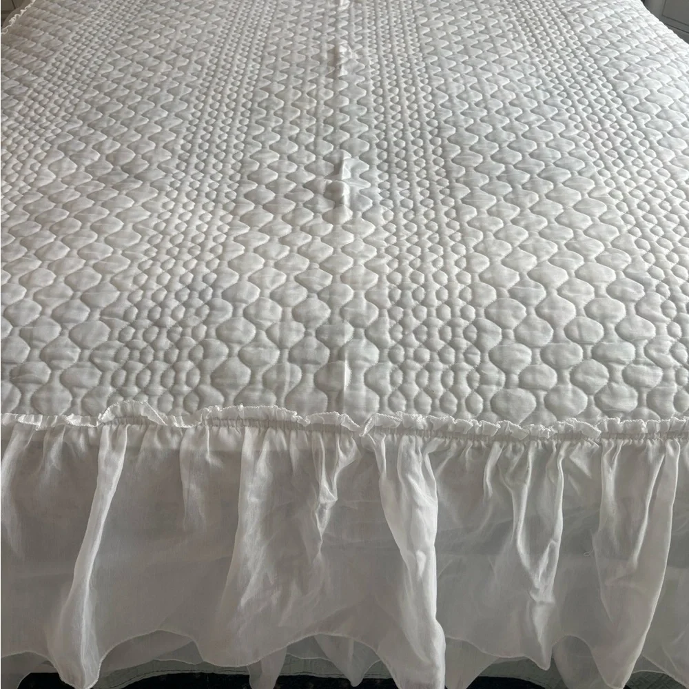 Vintage Quilt Ruffle Bedspread White Full Size Bed Ruffle Farmhouse Cottage Core